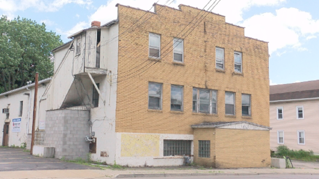 Proposal to turn former Warehouse Carpet into an apartment building